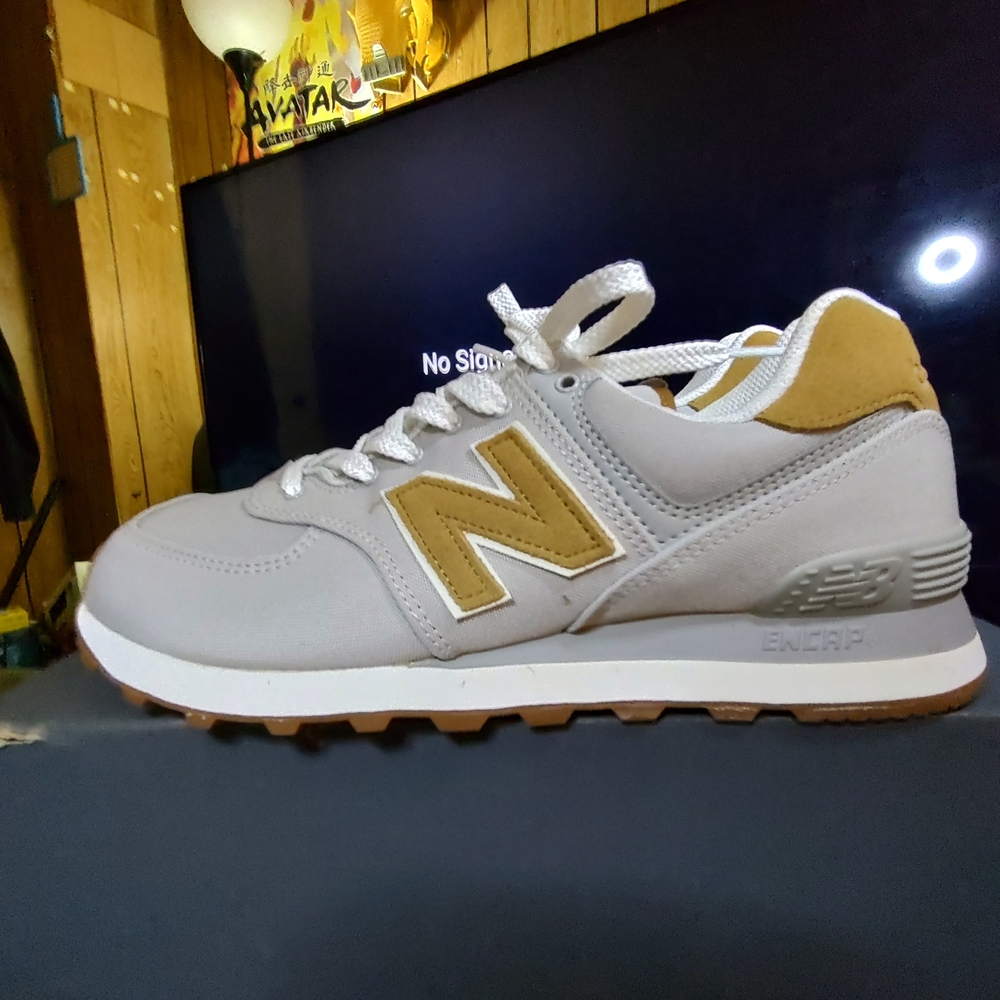 New Balance Men’s Gray and Tan Retro Runner - Picture 3 of 4